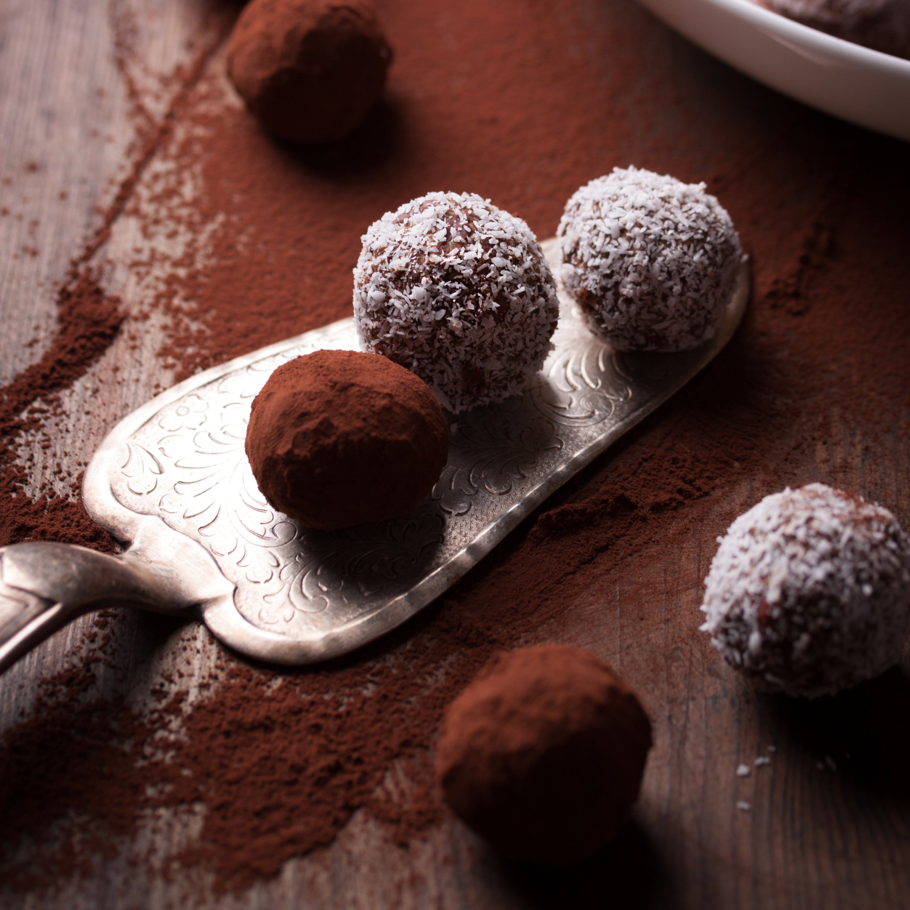 Perfume comparison – Sunset Hour by Goldfield and Banks Australia vs Sweet Praline by Mizensir, contrasting tropical fruity freshness with warm gourmand praline sweetness