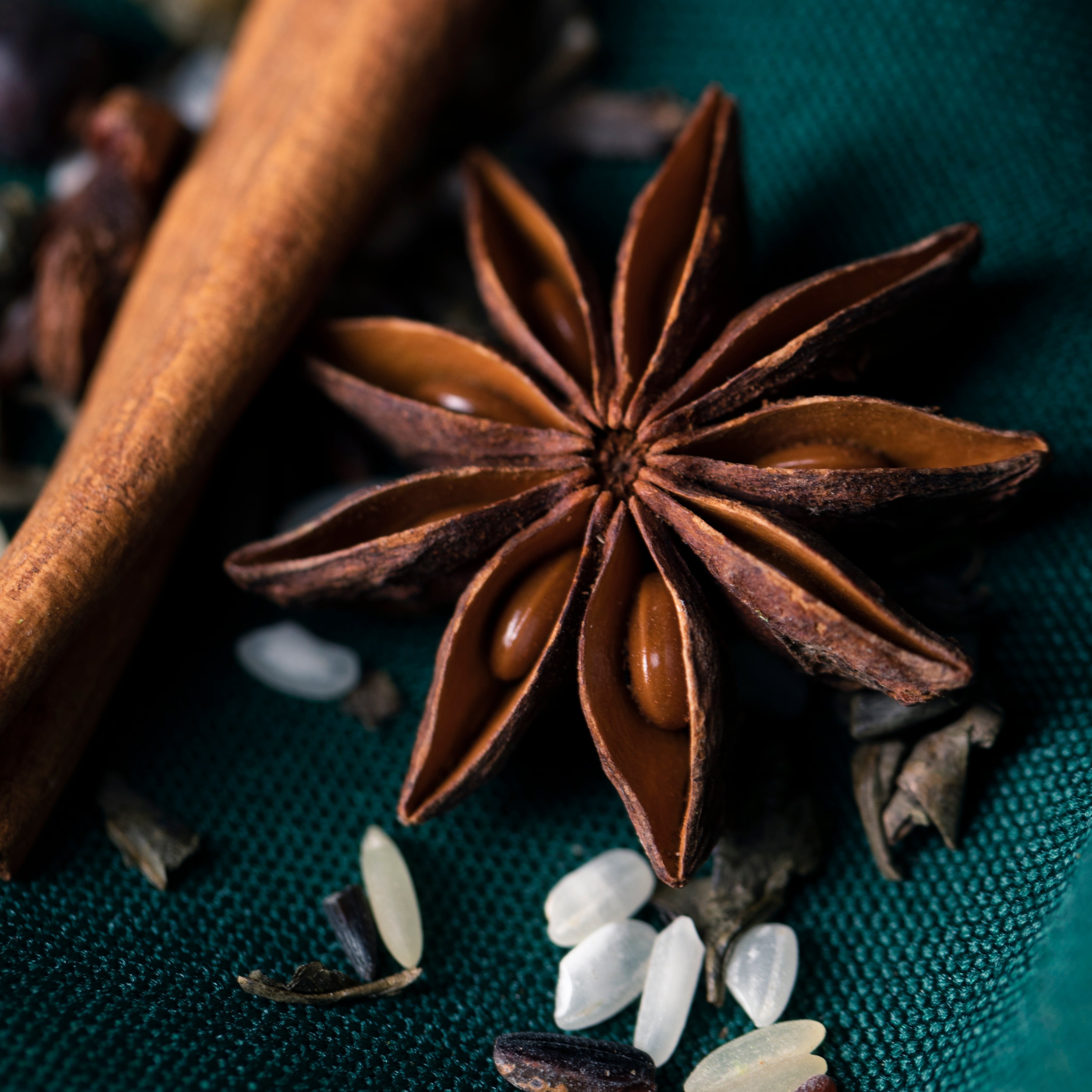 iche gourmand vanilla fragrance review featuring Vanilla Tana notes, amber vanilla profile, longevity and sillage